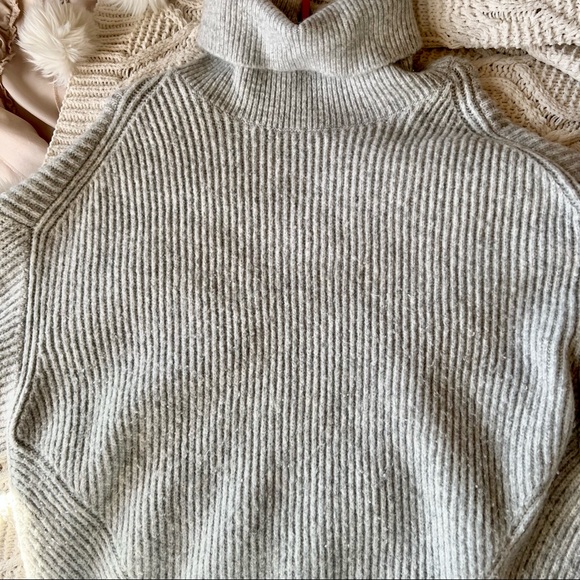 • Ribbed Turtleneck sweater • - Picture 4 of 4